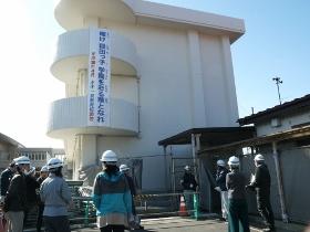 ヘルメットを着用しての見学です