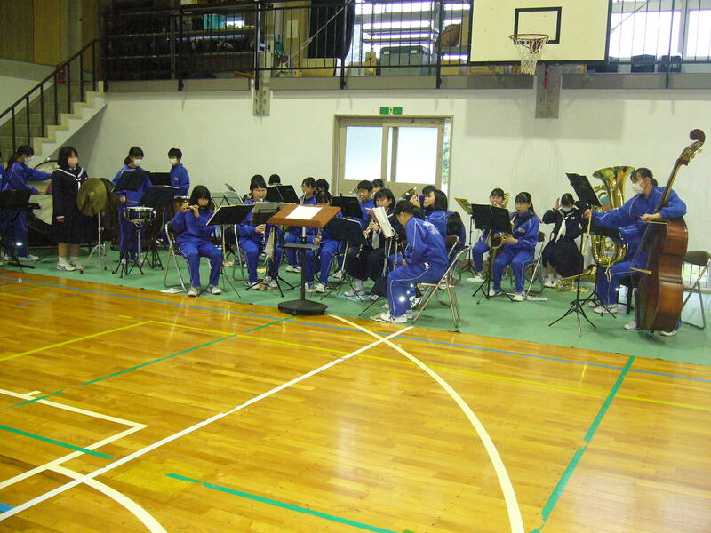 吹奏楽部の音楽で選手入退場